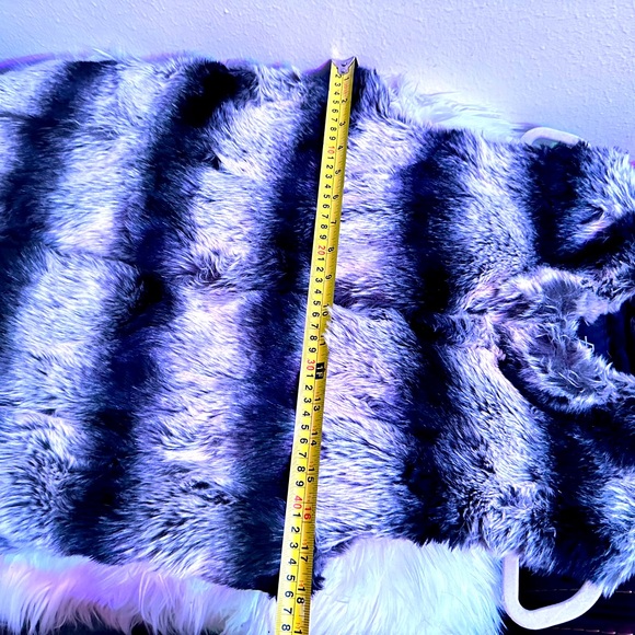 Rachel Zoe women faux fur vest. - Picture 5 of 6